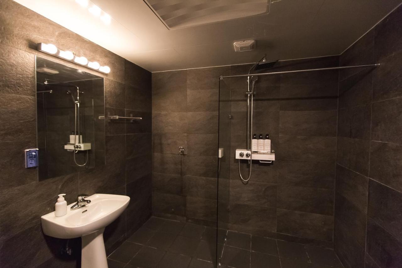 Canvas Black Guesthouse ปูซาน ภายนอก รูปภาพ