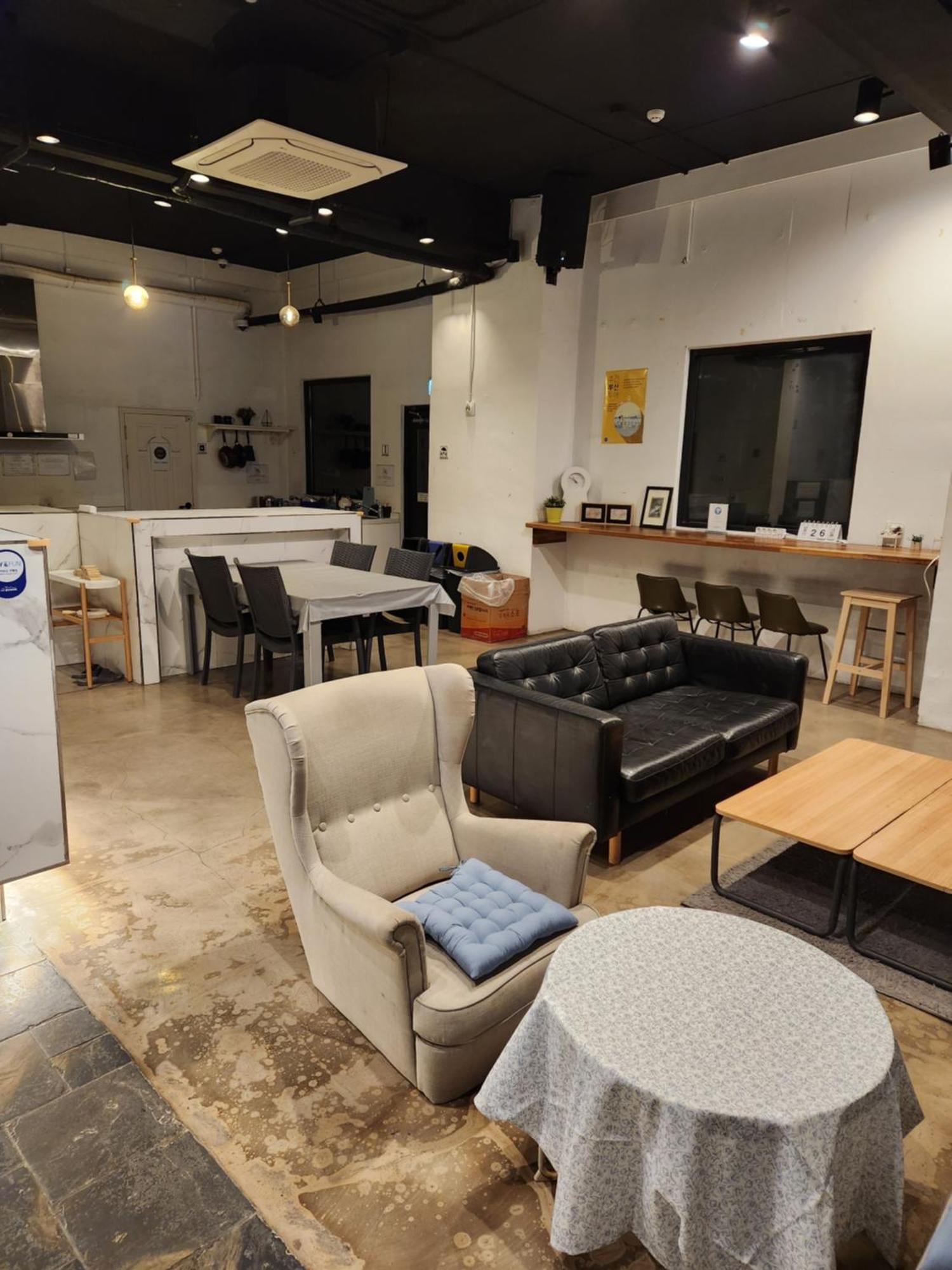 Canvas Black Guesthouse ปูซาน ภายนอก รูปภาพ